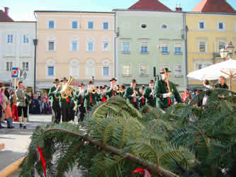 Maibaumspende der Gemeinde Aichkirchen an die Stadt Wels