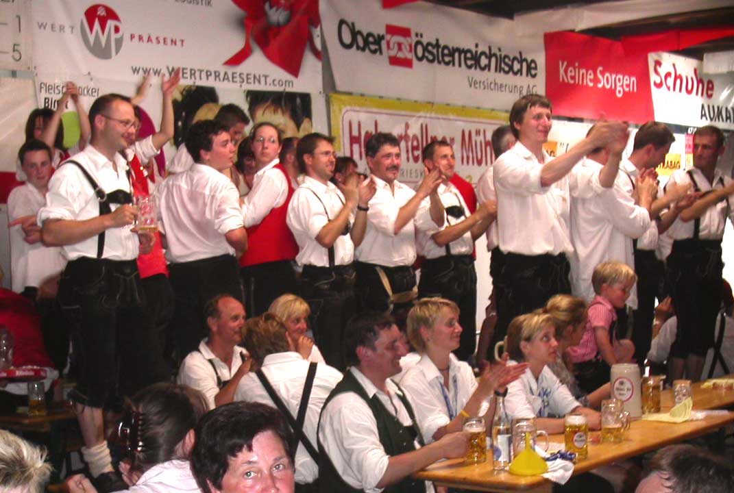 Nachmittagsschoppen beim Bezirksmusikfest in Meggenhofen