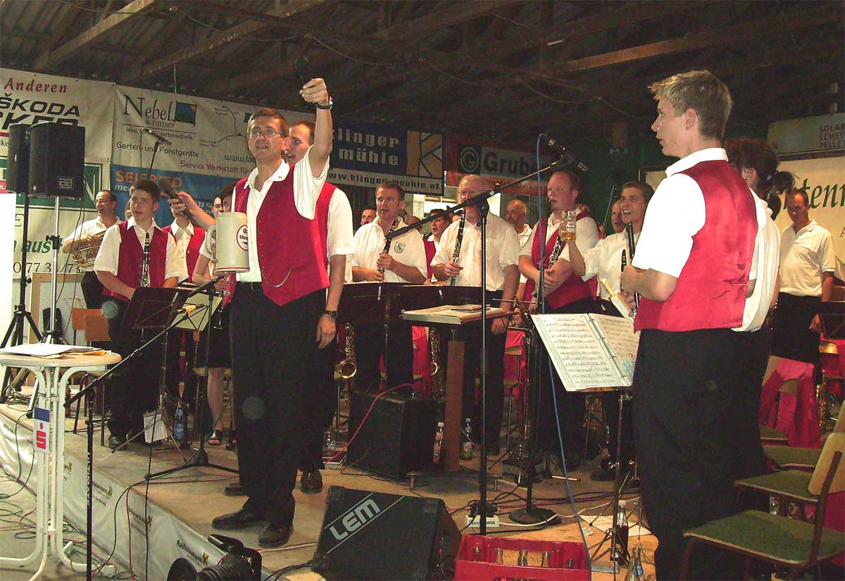 Nachmittagsschoppen beim Bezirksmusikfest in Meggenhofen