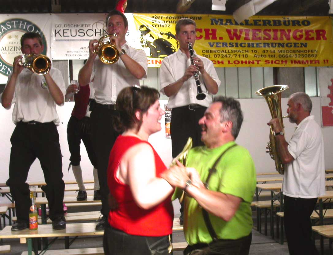 Nachmittagsschoppen beim Bezirksmusikfest in Meggenhofen