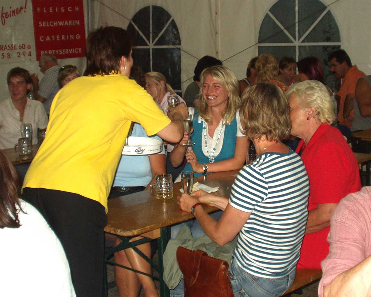 Dämmerschoppen beim Grillabend der Fleischerei Steiner